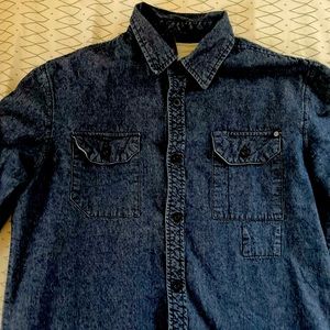 Large Men’s Blue Element denim shirt.